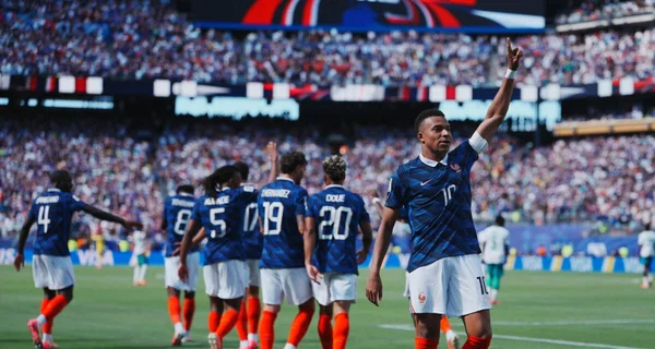 Célébration du but français contre le Paraguay sous les acclamations du public.