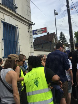 La Marche pour Adama à Beaumont-sur-Oise devant la gendarmerie de Persan, en juillet 2019.