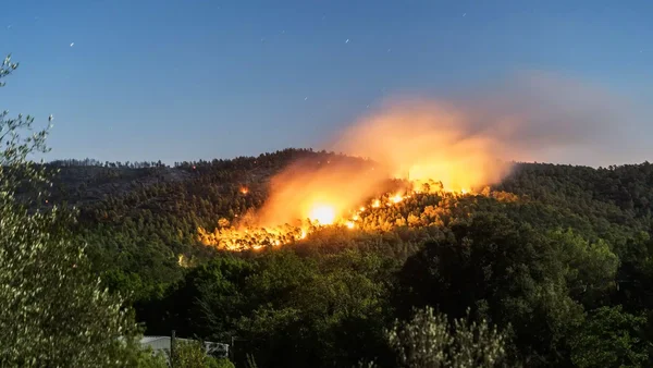 Incendie de forêt dans le sud de la France, photographié au crépuscule.