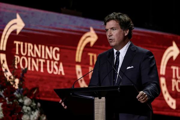 Orateur au pupitre lors d’un événement de Turning Point USA.