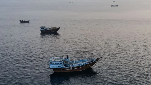 Vue aérienne de dhows traditionnels, typiques de la pêche dans le Golfe.