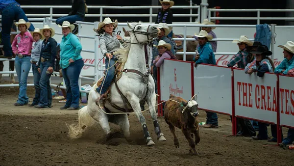 Compétitrice de rodéo au lasso lors d'une épreuve en Alberta.