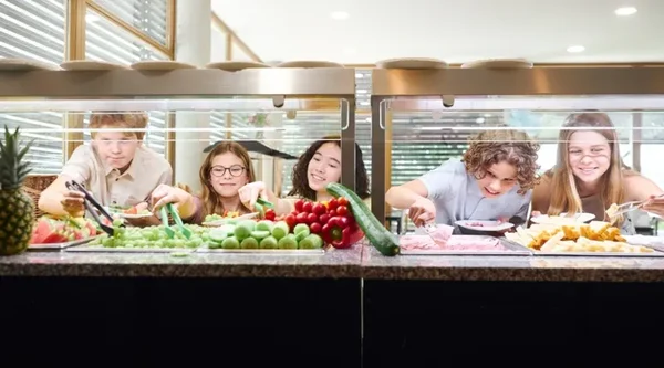 Des enfants lors d'un atelier d'éducation à l'alimentation à l'Assemblée nationale.