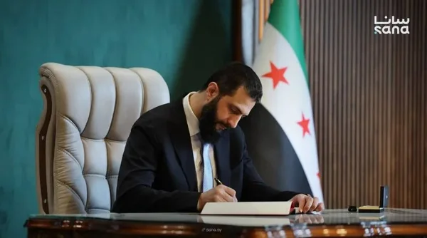 Le président syrien Ahmed al-Charaa signant un document officiel (image avec filigrane).