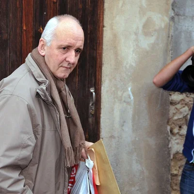 Dany Leprince quittant le palais de justice, un sac à la main.