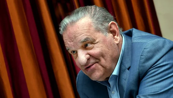 Max Roustan, maire d'Alès, de profil.