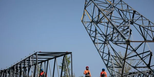 Construction d'infrastructures électriques par des salariés de RTE.