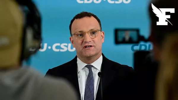 Un député conservateur allemand s'exprimant lors d'une conférence de presse, avec le logo CDU-CSU en arrière-plan.