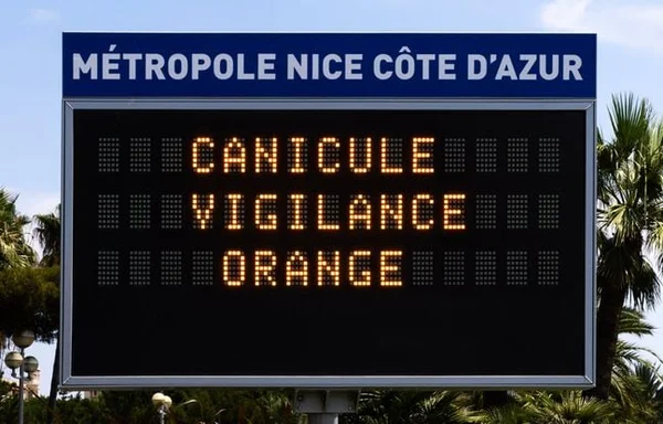 Panneau d'information routière à Nice annonçant la vigilance orange canicule.