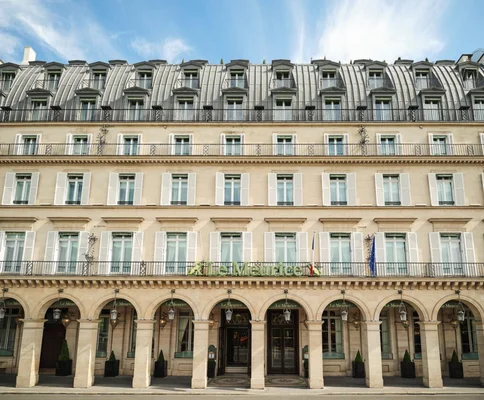 Façade de l'hôtel Le Meurice à Paris, style haussmannien.