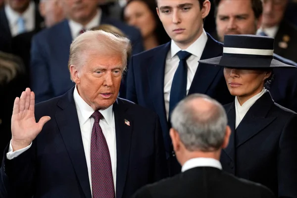 Donald Trump lors de son investiture, entouré de sa famille.