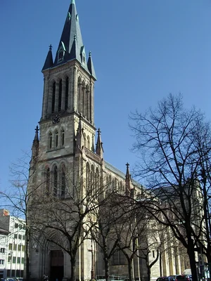 La tour de l'église Saint-Étienne de Mulhouse, un monument emblématique de la ville.
