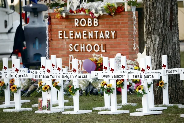 Mémorial à l'école Robb pour les victimes de la fusillade de masse.