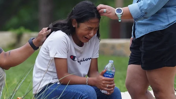 Une jeune femme en pleurs, réconfortée après le drame.