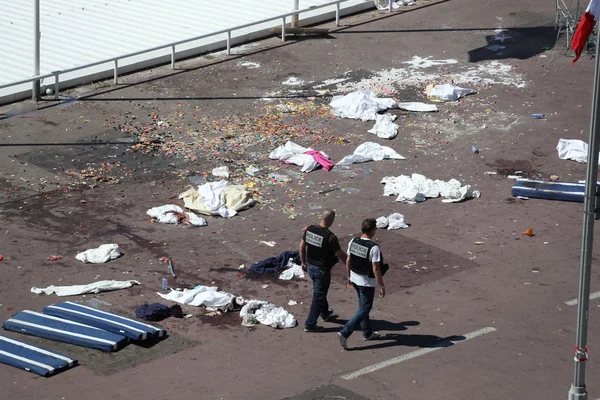 Des policiers sur la Promenade des Anglais après l'attentat, au milieu des débris et des effets personnels des victimes.