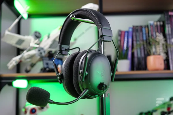 Le Razer BlackShark V3 Pro noir posé sur son support, dans un environnement domestique.