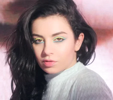 Charli XCX dans le cadre de sa collaboration avec Make Up For Ever pour le crayon AQUA XL.