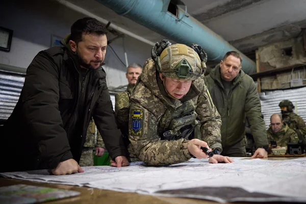Le président Zelensky et le ministre Umerov écoutant le rapport d'Oleksandr Syrskyi devant des cartes