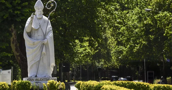 Statue de saint évêque dans un parc, évoquant la figure épiscopale au Nicaragua.