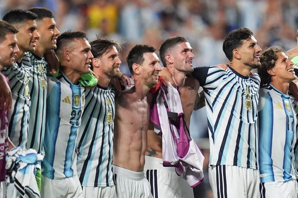 Les joueurs de l'équipe nationale argentine souriant lors d'une séance photo.