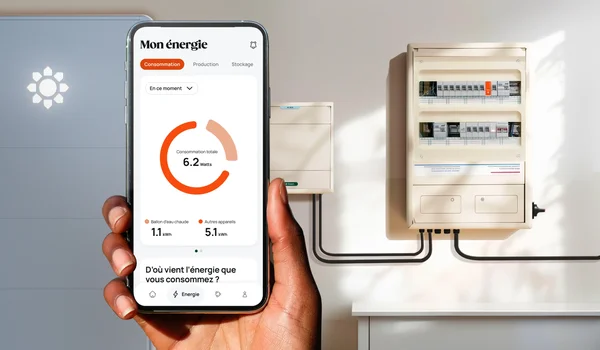 Application de suivi de consommation électrique sur smartphone, avec tableau électrique en arrière-plan.