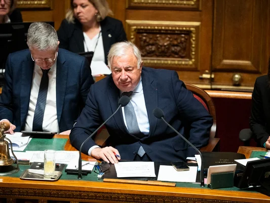 Gérard Larcher s'adressant à la presse.