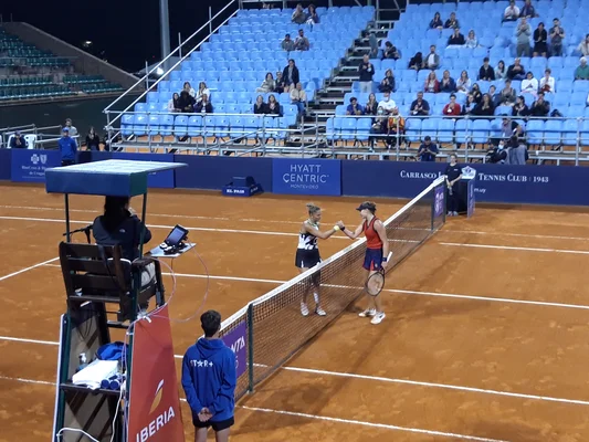 Les joueuses Panna Udvardy et Victoria Jiménez Kasintseva échangeant une poignée de main après leur demi-finale à l'Uruguay Open 2021.