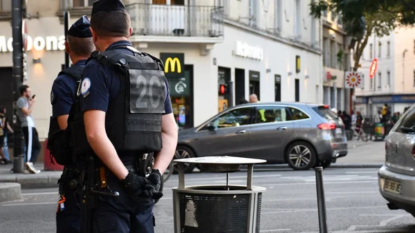 Patrouille de police en ville lors de l'opération Médusa de démantèlement d'un réseau de prédateurs sexuels.