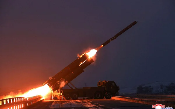 Lancement d'un missile nord-coréen depuis un lanceur mobile.