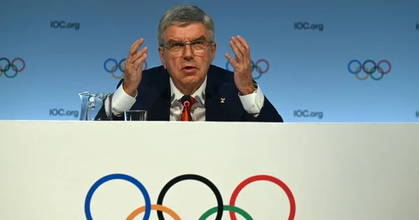 Un responsable du CIO lors d'une conférence de presse.