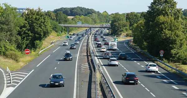 Vue aérienne d'une autoroute en France avec trafic modéré, illustrant le contexte de la mortalité routière.