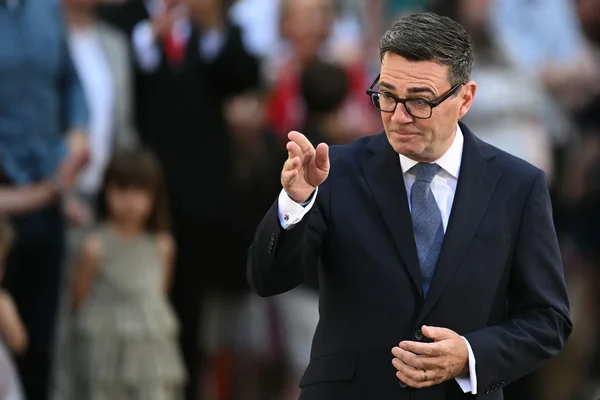 Andy Burnham en pleine discussion, geste de la main.