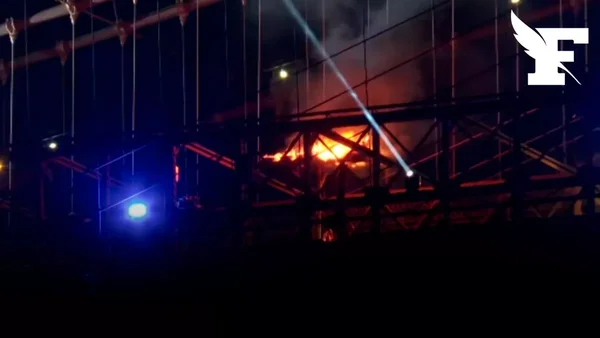 Incendie dans la structure métallique du pont de Brooklyn lors des feux d'artifice du 250e anniversaire.