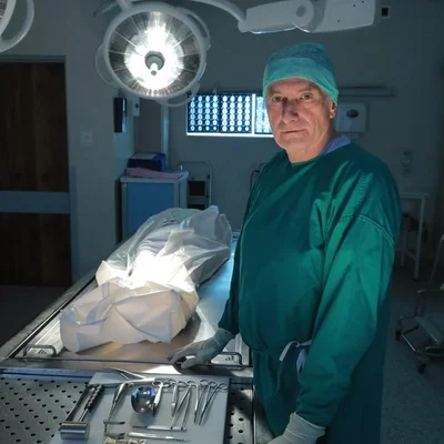 Bloc opératoire : un chirurgien prêt pour une autopsie, illustrant les analyses médico-légales.