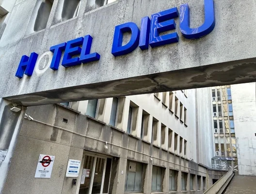 Entrée de l'Hôtel-Dieu du CHU de Nantes, où se trouve le service mortuaire menaçant de faire grève.