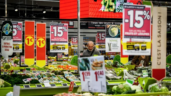 Rayon de supermarché avec des pancartes de promotion, illustrant les publicités que les télévisions françaises veulent défendre.