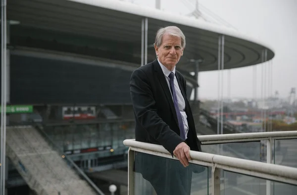 Bally Bagayoko sur un balcon avec vue sur le Stade de France.