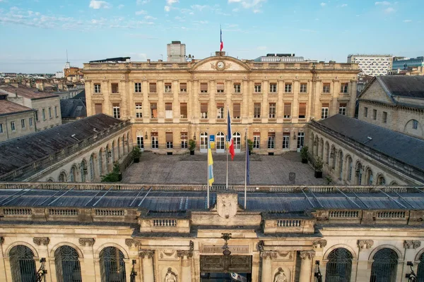 L'Hôtel de Ville de Bordeaux, lieu de l'interpellation des opposants au projet EMME.