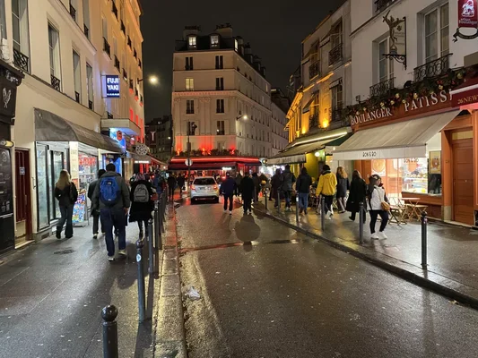 Rue parisienne animée la nuit, décor similaire à celui où la jeune femme a été droguée puis violée.