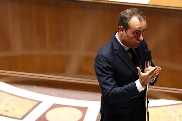 Le premier ministre prenant la parole dans un cadre institutionnel.