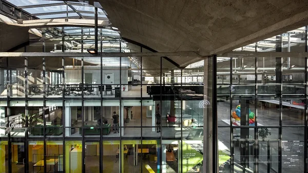 L'architecture industrielle et lumineuse de Station F, ancienne gare ferroviaire reconvertie.