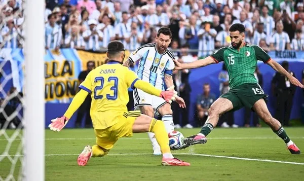 Action de jeu lors du match Argentine-Algérie, source de la controverse arbitrale.