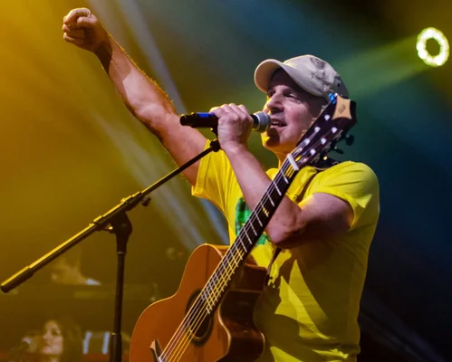 Le chanteur de Raft en concert lors de la tournée « Les Années 80 ».