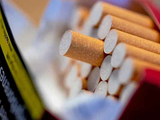 Paquet de cigarettes ouvert montrant les filtres.