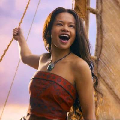 Catherine Laga'aia dans une scène de navigation du film live-action Vaiana.