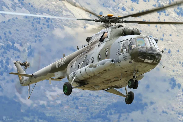 Hélicoptère Mi-17 tchèque (numéro 0848) en vol au-dessus d’une région montagneuse.