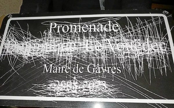 Plaque commémorative vandalisée à Gâvres, rendant hommage à Dominique Le Velledec.