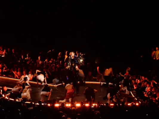 Madonna en concert au Rebel Heart Tour 2015 à Londres, vue d'ensemble avec le public.