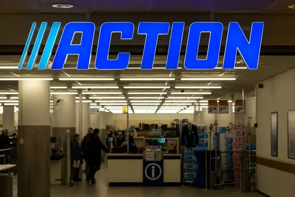 Intérieur d'un magasin Action avec son enseigne et son comptoir de service.