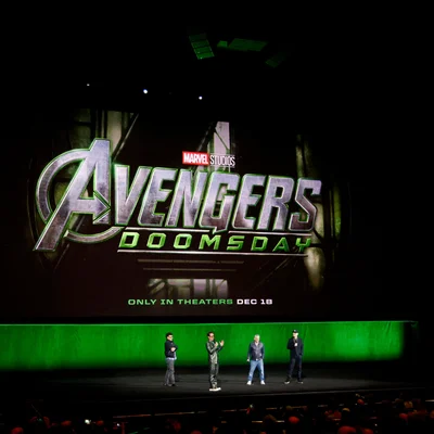 Présentation du film Avengers: Doomsday à la CinemaCon, avec le logo et la date de sortie.